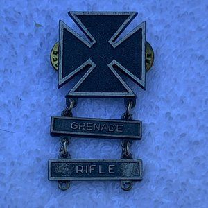 Military Marksmanship Badge Weapons with Qualification Bar